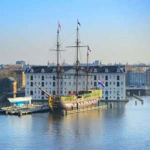 Maritimes Museum Amsterdam mit dem nachgebauten Schiff im Vordergrund 300x300 1