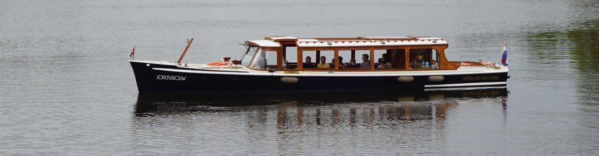 Canal cruises Amsterdam on the Jonckvrouw